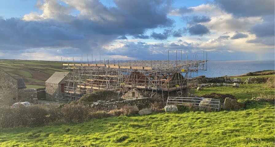 Temporary roof scaffold structure for stone barn conversion