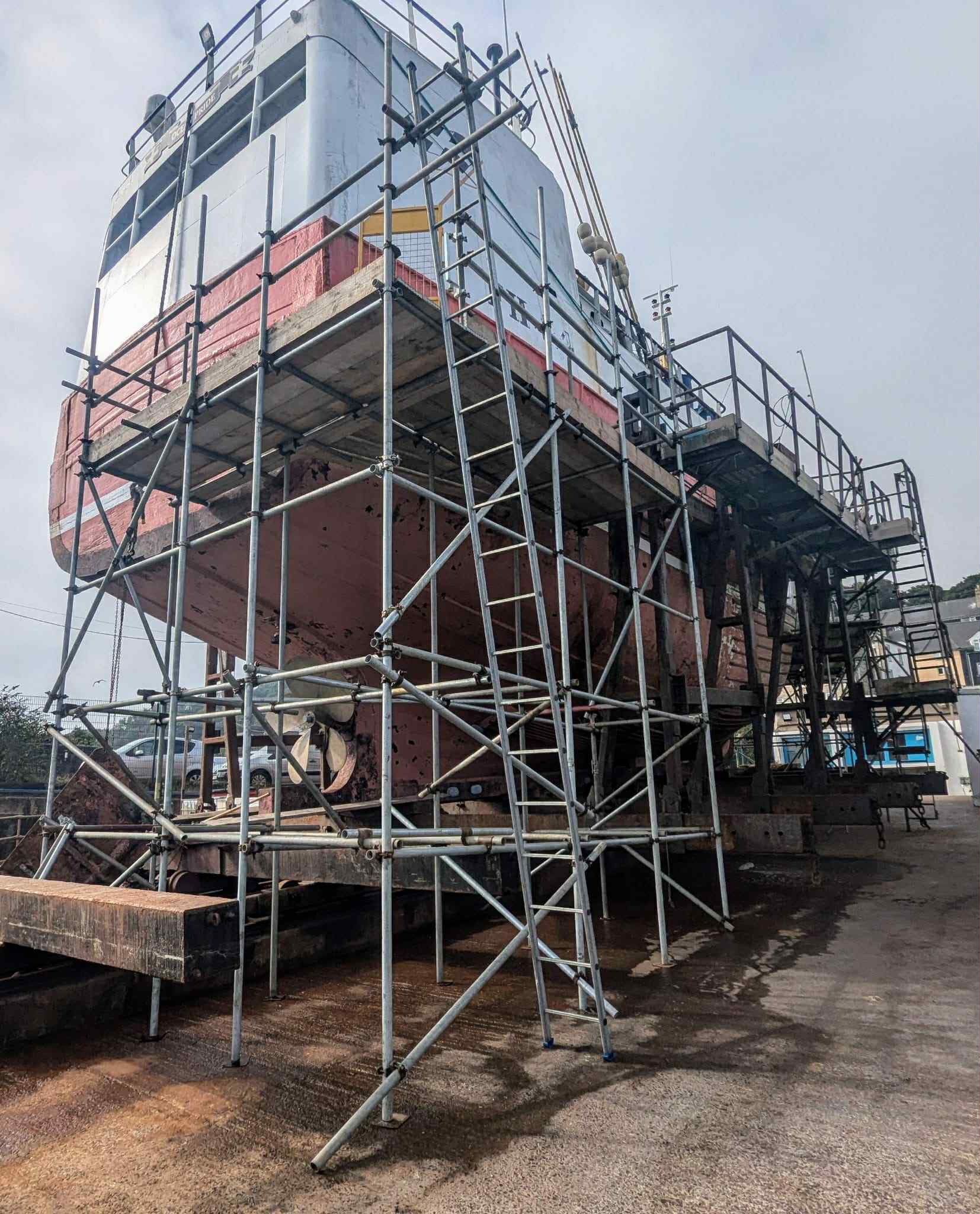 Marine scaffolding platform for boat maintenance in harbor